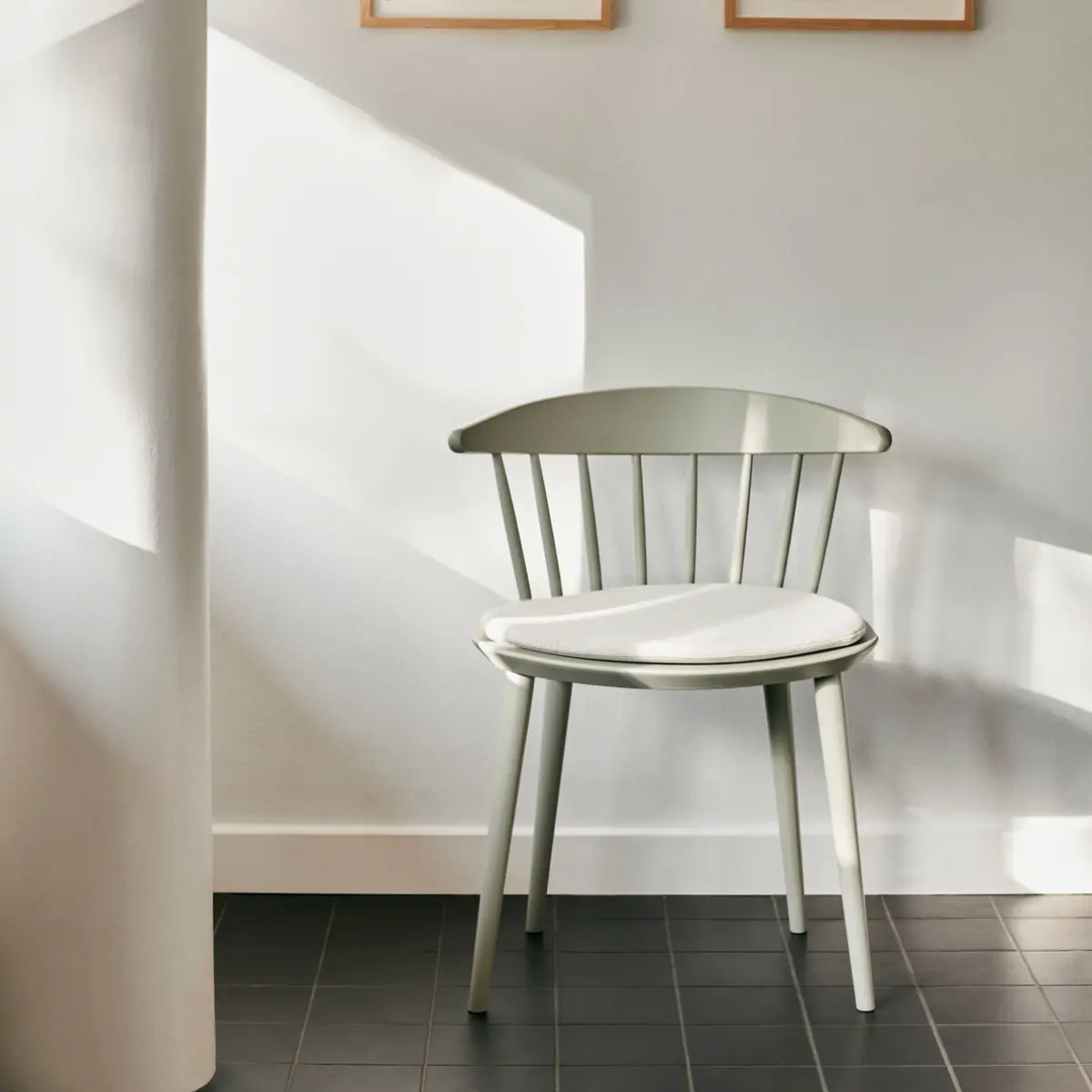 J104 warm grey wb lacquer beech_Seat Cushion Mode 009 1