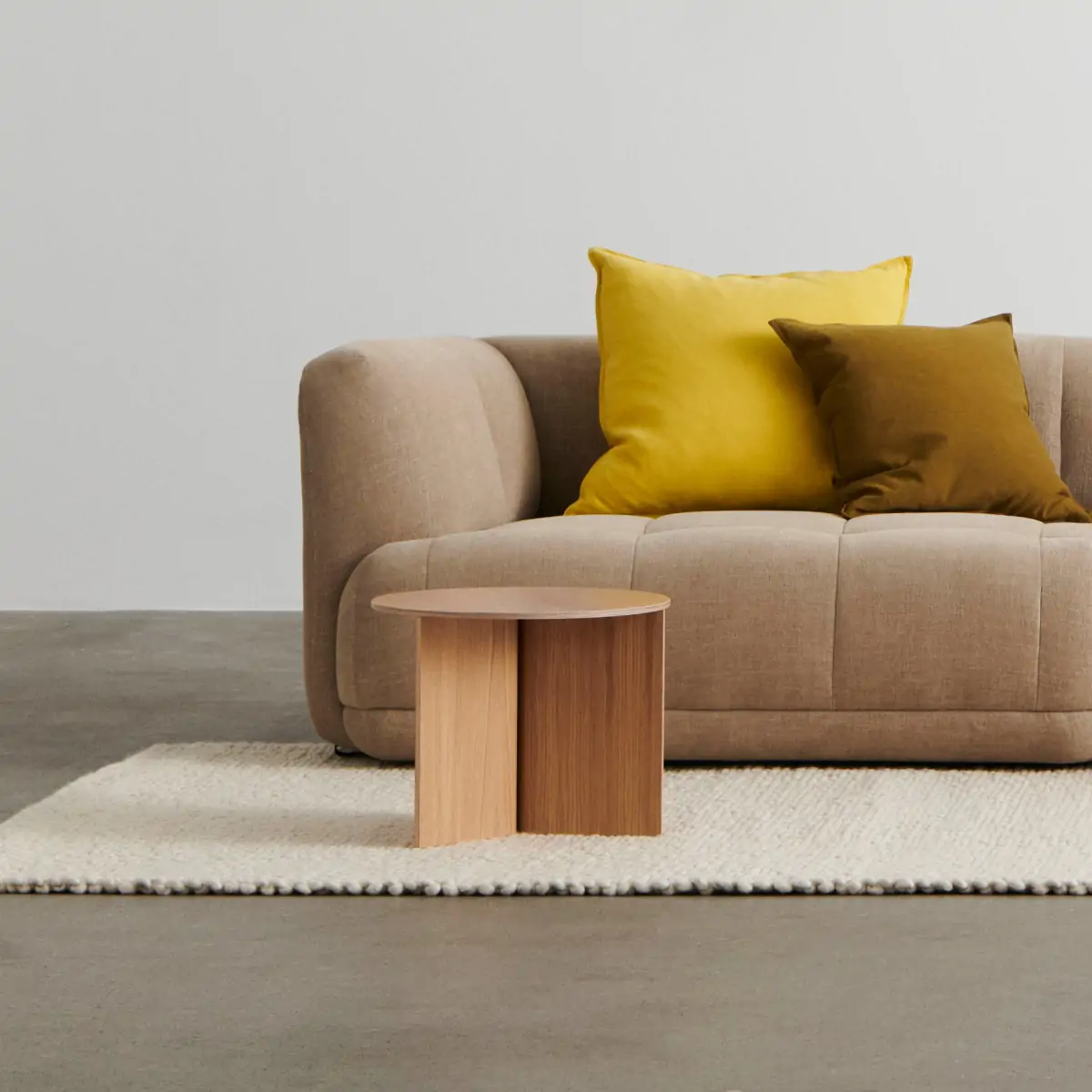 Quilton 2,5 Seater comb 1 Overlap 01_Dapper Yuma 1010 wb lacquered oak shell and black powder coated steel base_Slit Table Wood Round 1