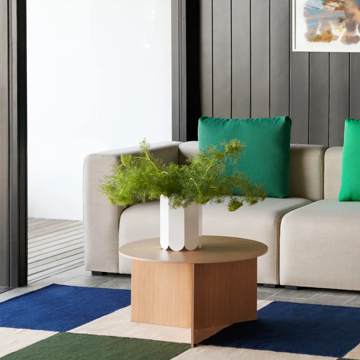 Mags 2,5 Seater Comb 1 Fiord 322_Slit Table Wood Round XL wb lacquer oak_Mags 9 Cushion Vidar 932 1
