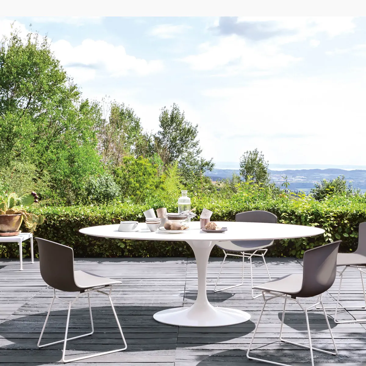 Saarinen Outdoor Dining Tables_02