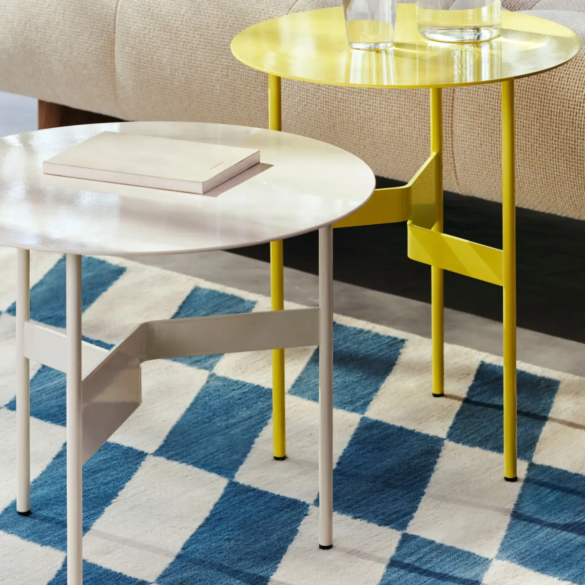 Shim Coffee Table dia54xH44 eggshell_Shim Coffee Table dia45xH51 custard_Shift Kelim Rug W140xL200 blue 1