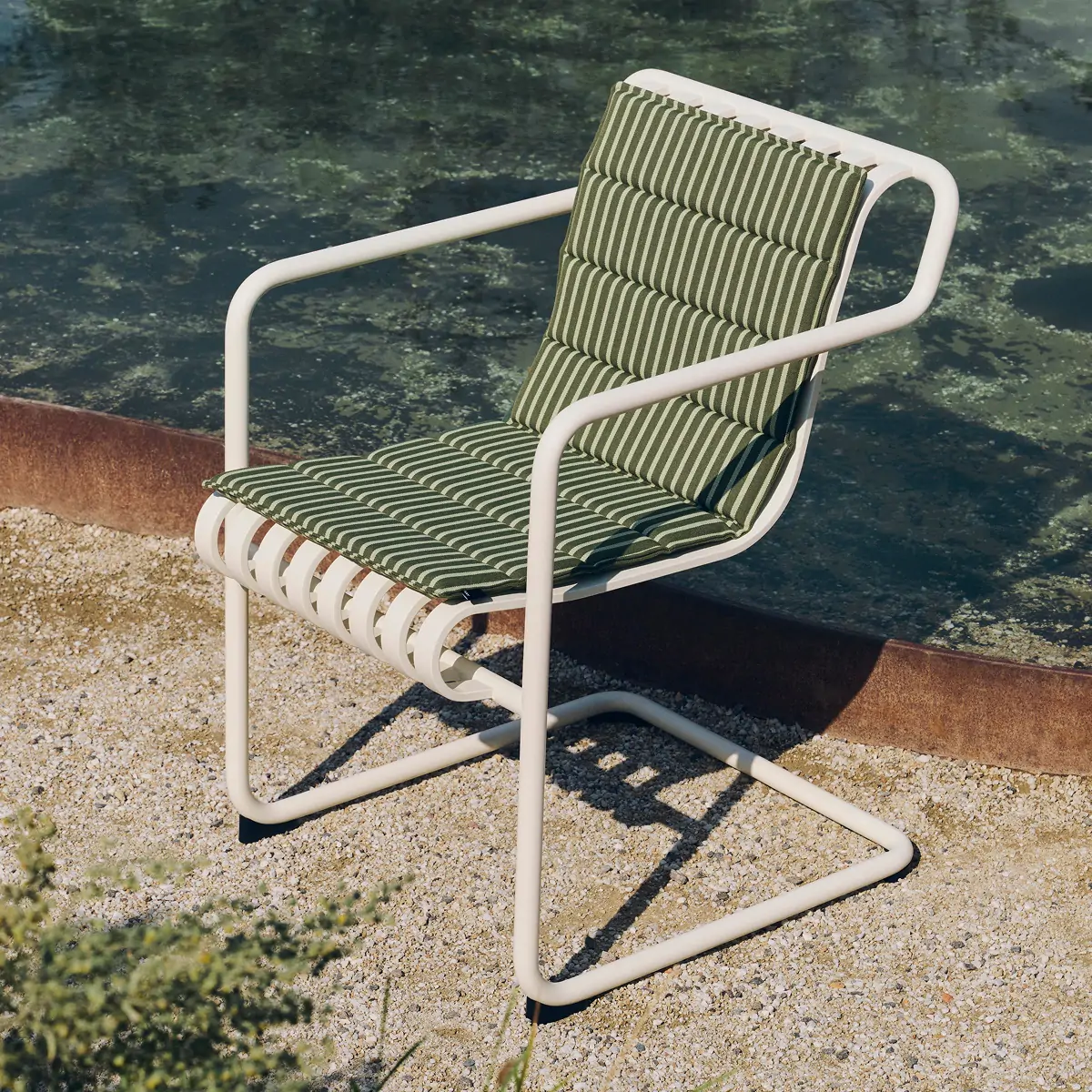 Palissade Cantilever Dining Armchair_02 1 (1)