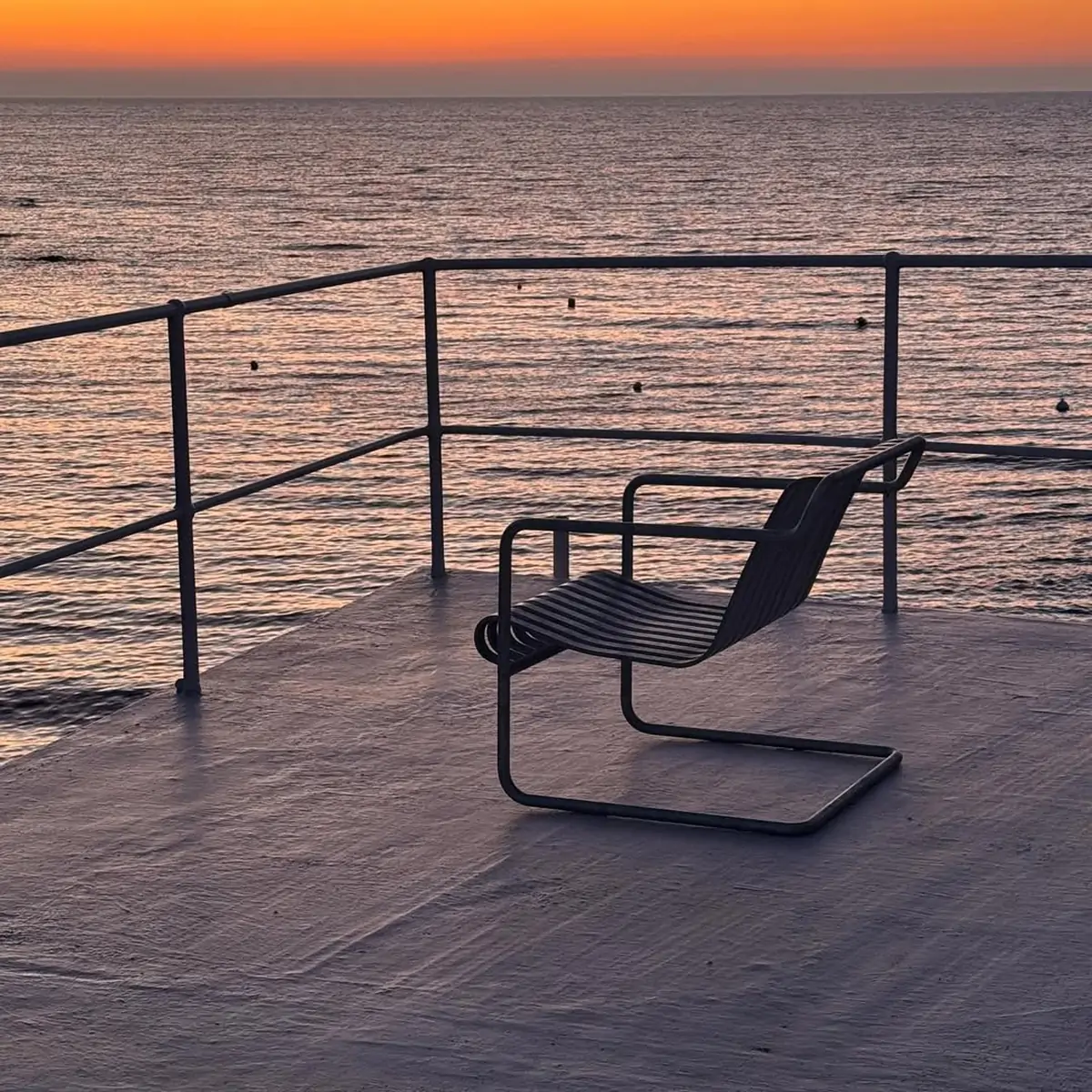 Palissade Cantilever Lounge Chair Low_02 1