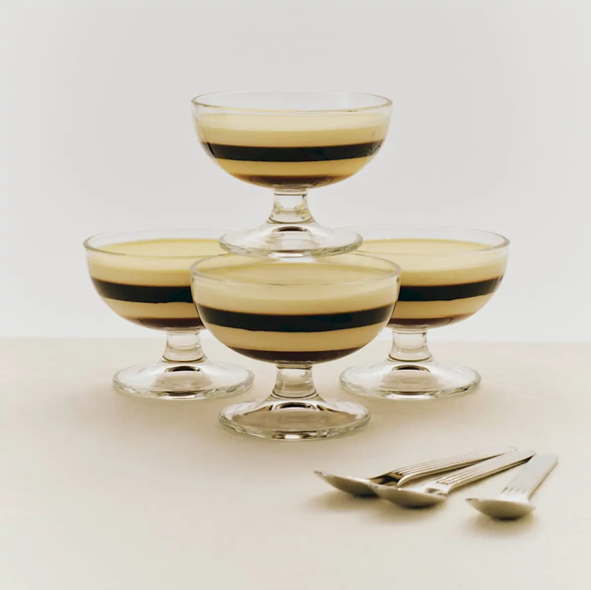 glass-dessert-bowl_910x1100_brandmodel 1